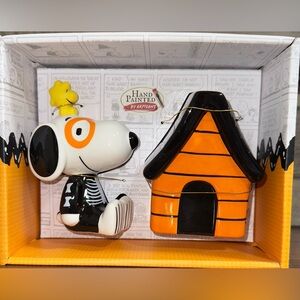🥰 Halloween Peanuts Snoopy Skeleton Costume & Doghouse Salt & Pepper Shakers Set